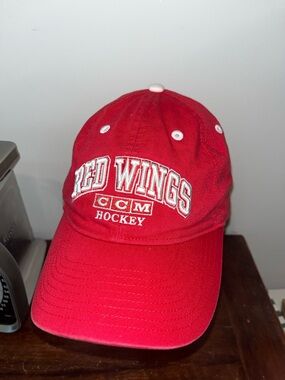 New CCM Detroit Red Wings Face Off Model Sewn Champions Championship Hat Cap NWT